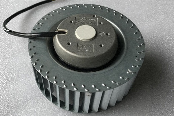 新風(fēng)系統(tǒng)風(fēng)機(jī)背面實拍圖